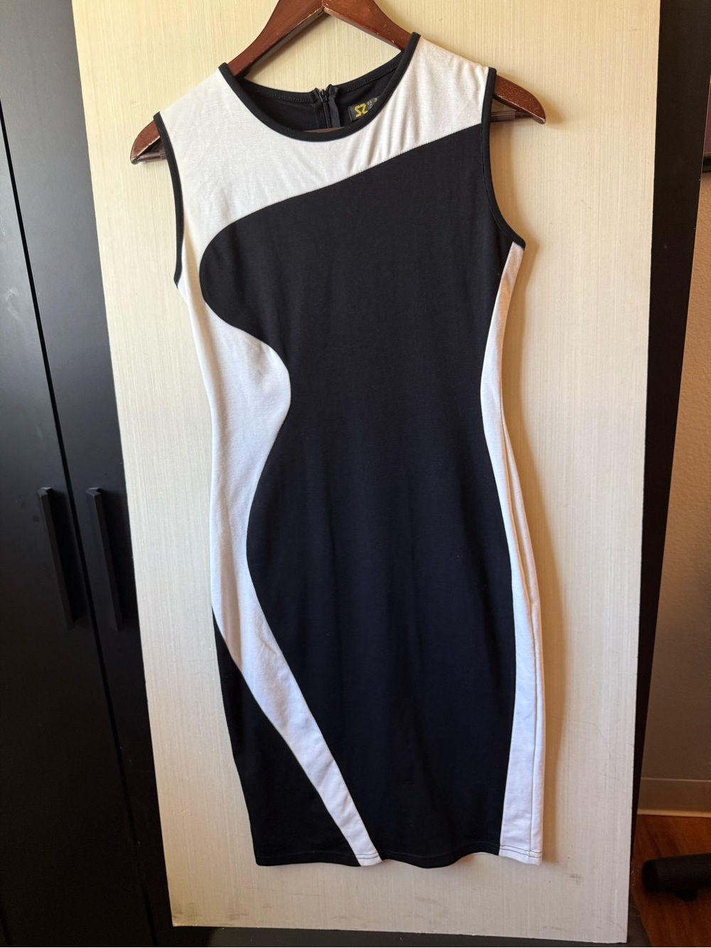 Sleeveless Black & White Bodycon Dress - Brand: